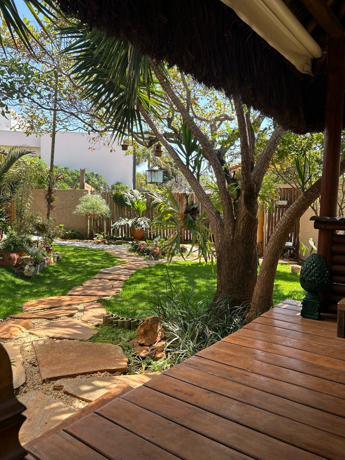 Fachada externa com jardim do Espaco Erika Espindola